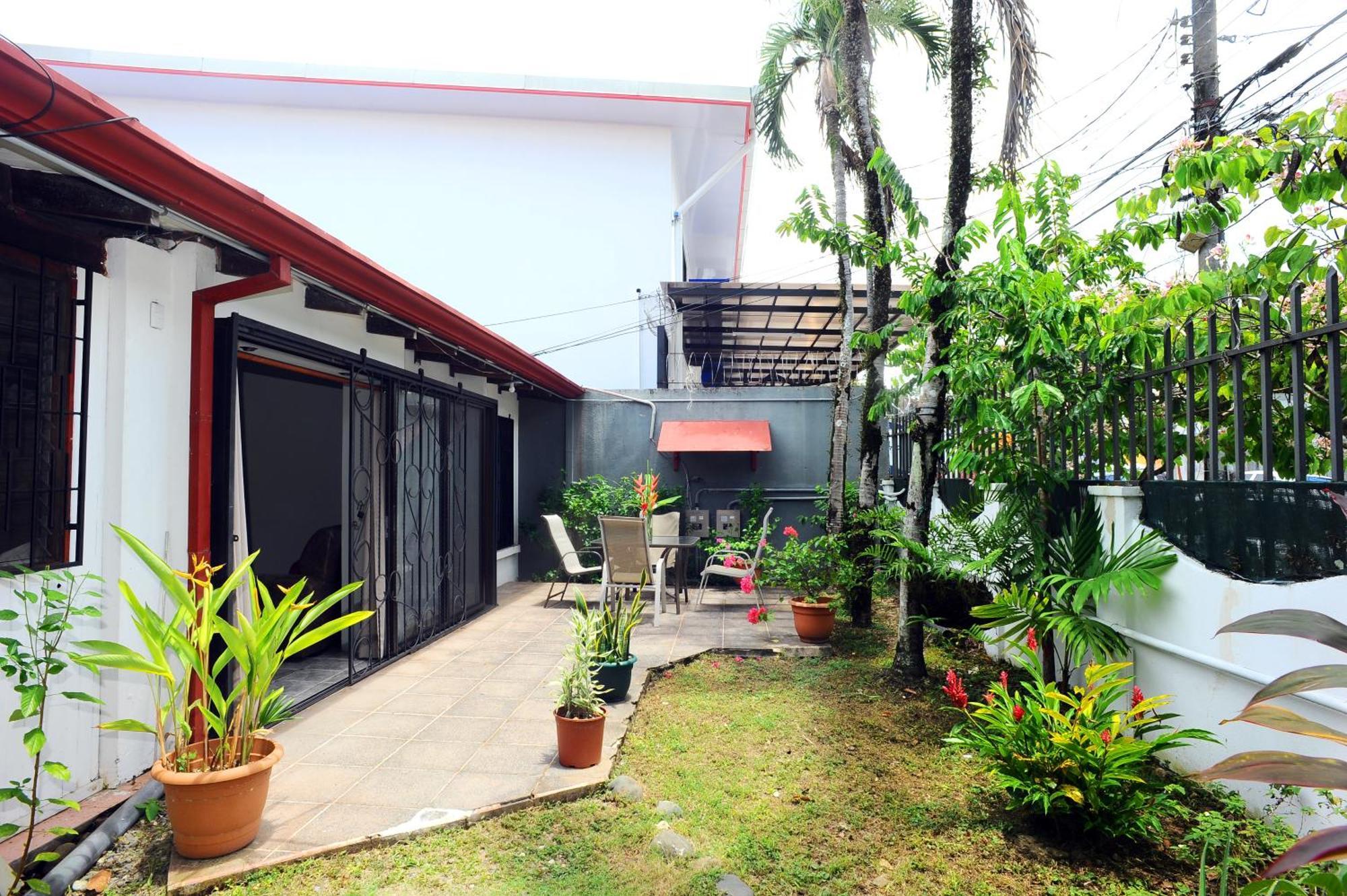 Private Fully Furnished Home At Wide Mouth Frog Hostel Quepos Exterior photo