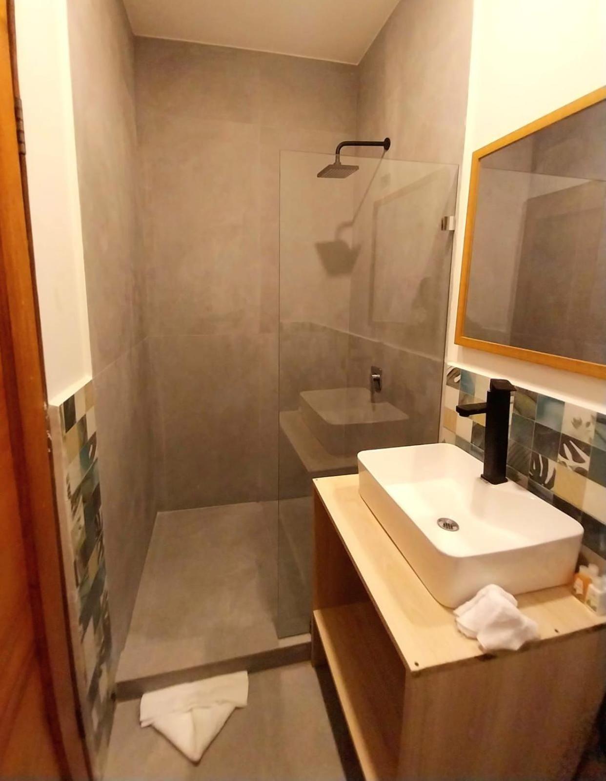 Private Fully Furnished Home At Wide Mouth Frog Hostel Quepos Exterior photo